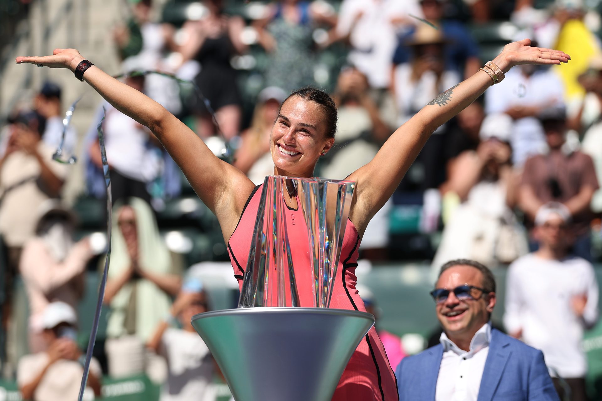 Sabalenka cucerește Indian Wells după o finală dramatică cu Rybakina Aryna Sabalenka, numărul unu mondial, a triumfat la Indian Wells, adjudecându-și primul titlu la acest turneu, după o finală epică cu Elena Rybakina, încheiată cu scorul de 3-6, 6-3, 7-6 (6)