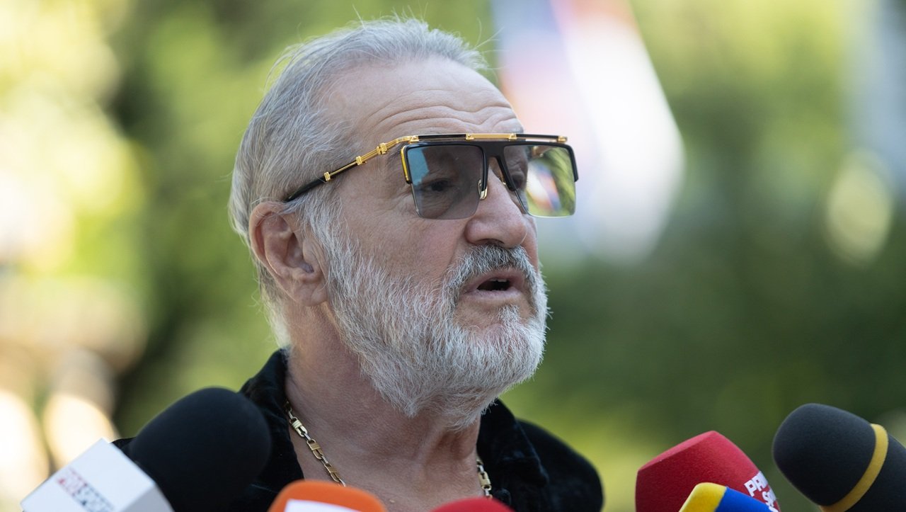 Variante:

Hoți mai abili? Un individ recunoaște propria inferioritate. (58 caractere)
„Hoție” superioară: Un suspect își admite eșecul în fața altora. (63 caractere)
Declarație șoc: „Sunt depășit la hoție” – mărturia unui infractor. (66 caractere)
Incredibil: Un hoț mărturisește că alții sunt mai buni decât el. (60 caractere)