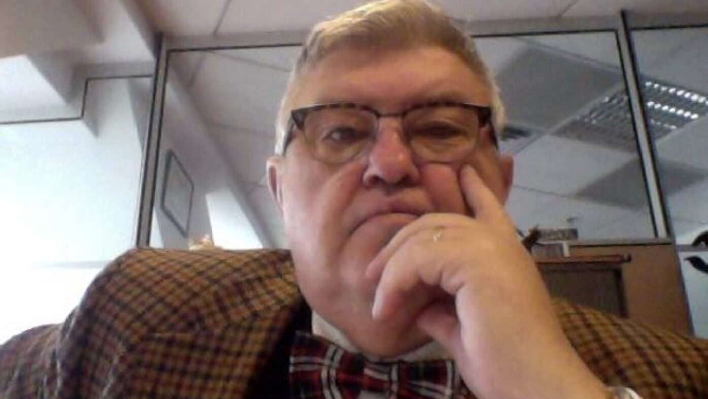 Generalul Grumaz: Industria de apărare a României, pusă pe butuci după 1990 În cadrul unui podcast online moderat de Robert Turcescu și la care a participat jurnalistul Sorin Roșca Stănescu, generalul Alexandru Grumaz a abordat tema investițiilor în apărare, remarcând starea precară a industriei românești de profil