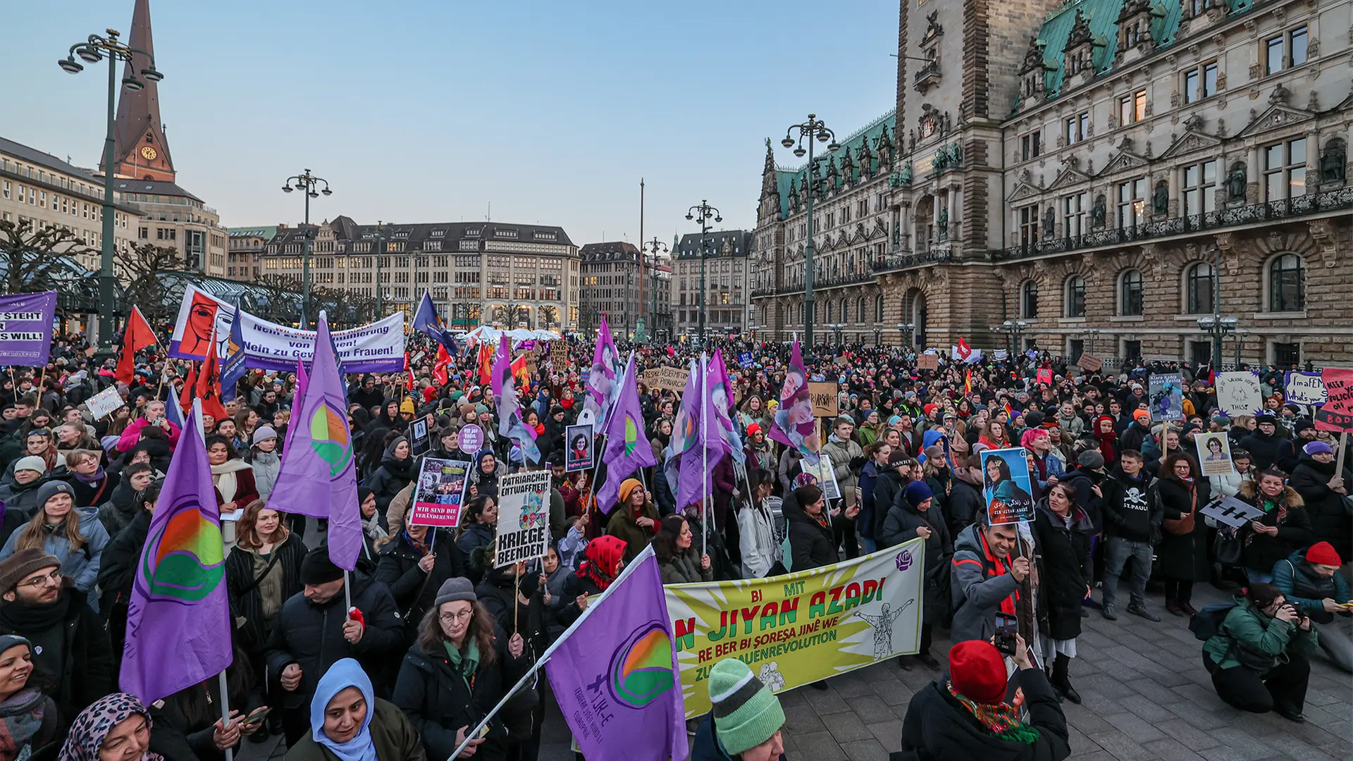Ziua internațională a femeii la hamburg: mii de oameni demonstrează pentru drepturile femeilor Hamburg, Germania – Mii de persoane sunt așteptate astăzi la Hamburg pentru a participa la diverse demonstrații organizate cu ocazia Zilei Internaționale a Femeii