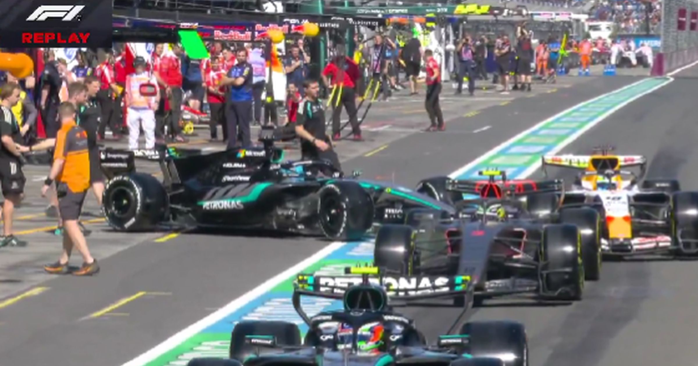 Leclerc și Hamilton, în fruntea antrenamentelor, după un start cu probleme la Melbourne Melbourne, Australia – Prima sesiune de antrenamente libere din cadrul Marelui Premiu al Australiei, noul sezon de Formula 1, a fost marcată de o serie de probleme tehnice pentru mai mulți piloți și de timpi competitivi stabiliți de Ferrari