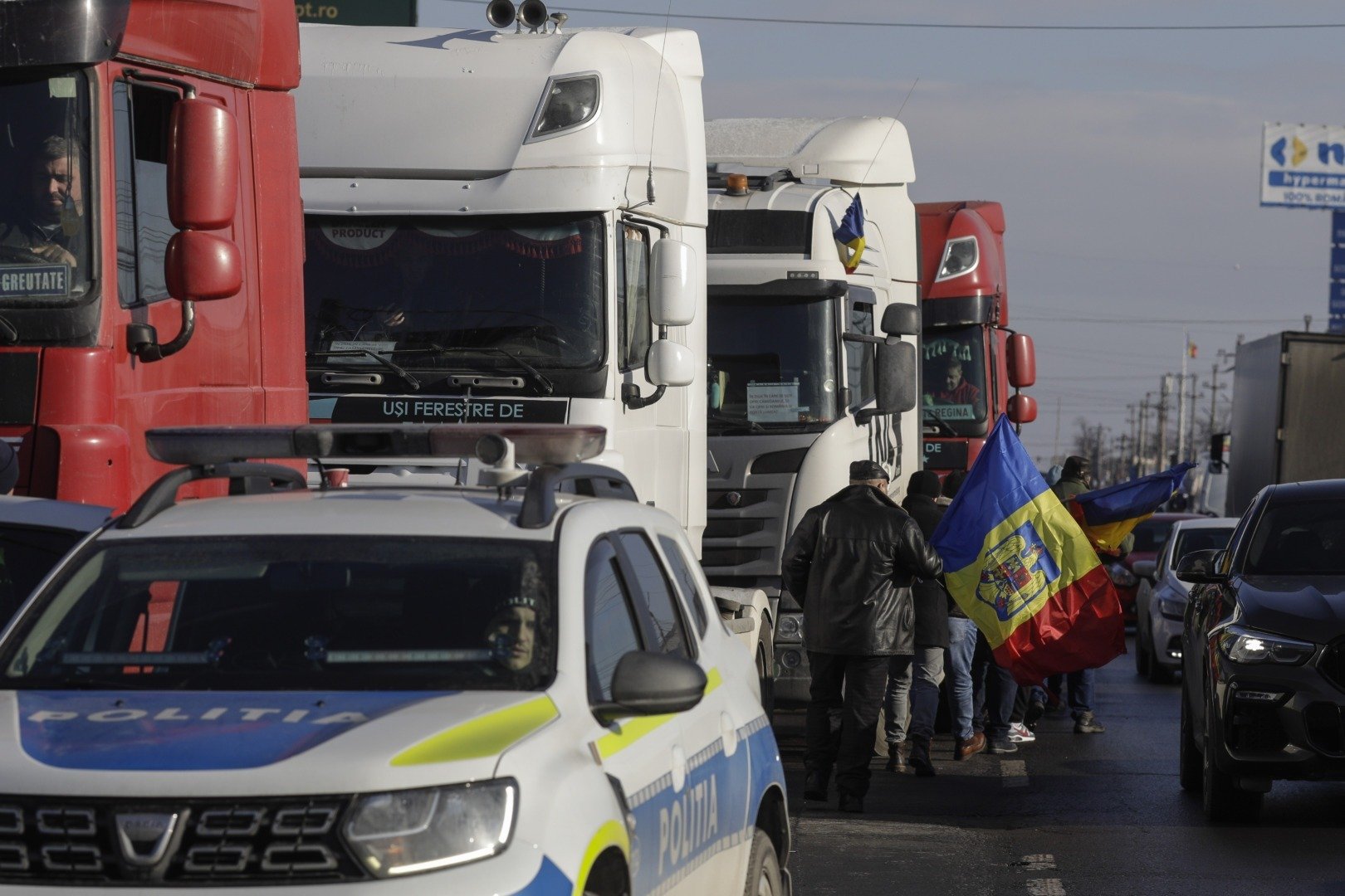 Transportatorii cer intervenția urgentă a guvernului pentru reducerea costurilor Confederația Operatorilor și Transportatorilor Autorizați din România (COTAR) solicită Guvernului măsuri urgente pentru a preveni blocaje în lanțul de aprovizionare cu mărfuri, din cauza scumpirilor la carburanți și polițele RCA