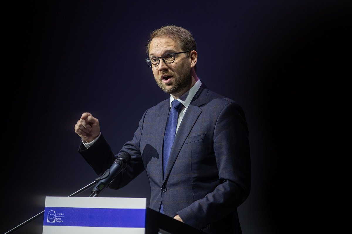 Dominic Fritz acuză PSD și AUR că blochează numirea unui nou Avocat al Poporului Liderul USR, Dominic Fritz, a acuzat PSD și AUR că au colaborat pentru a amâna votul privind numirea unui nou Avocat al Poporului
