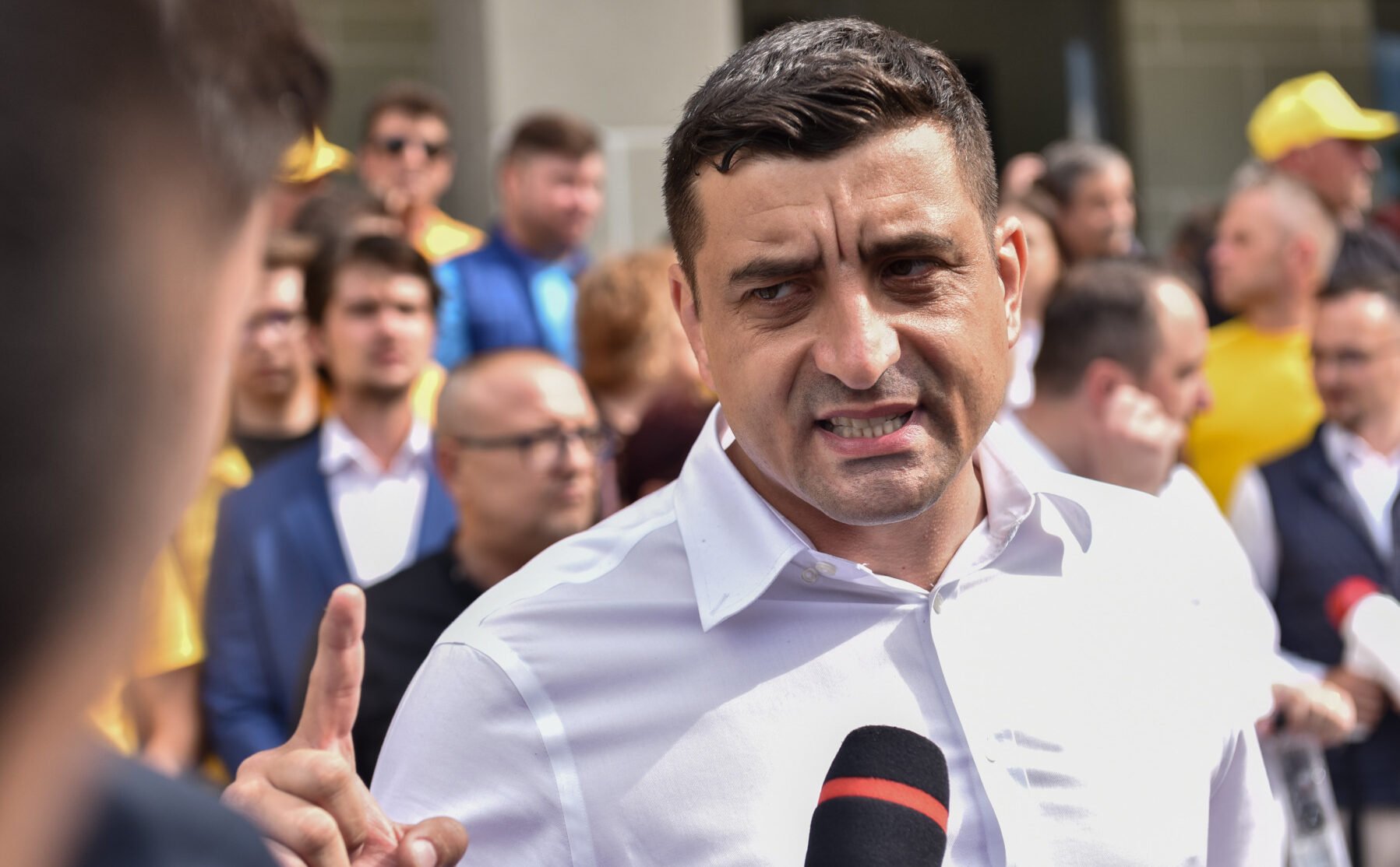 Guvernul, forțat să rămână unit pentru a evita condamnarea