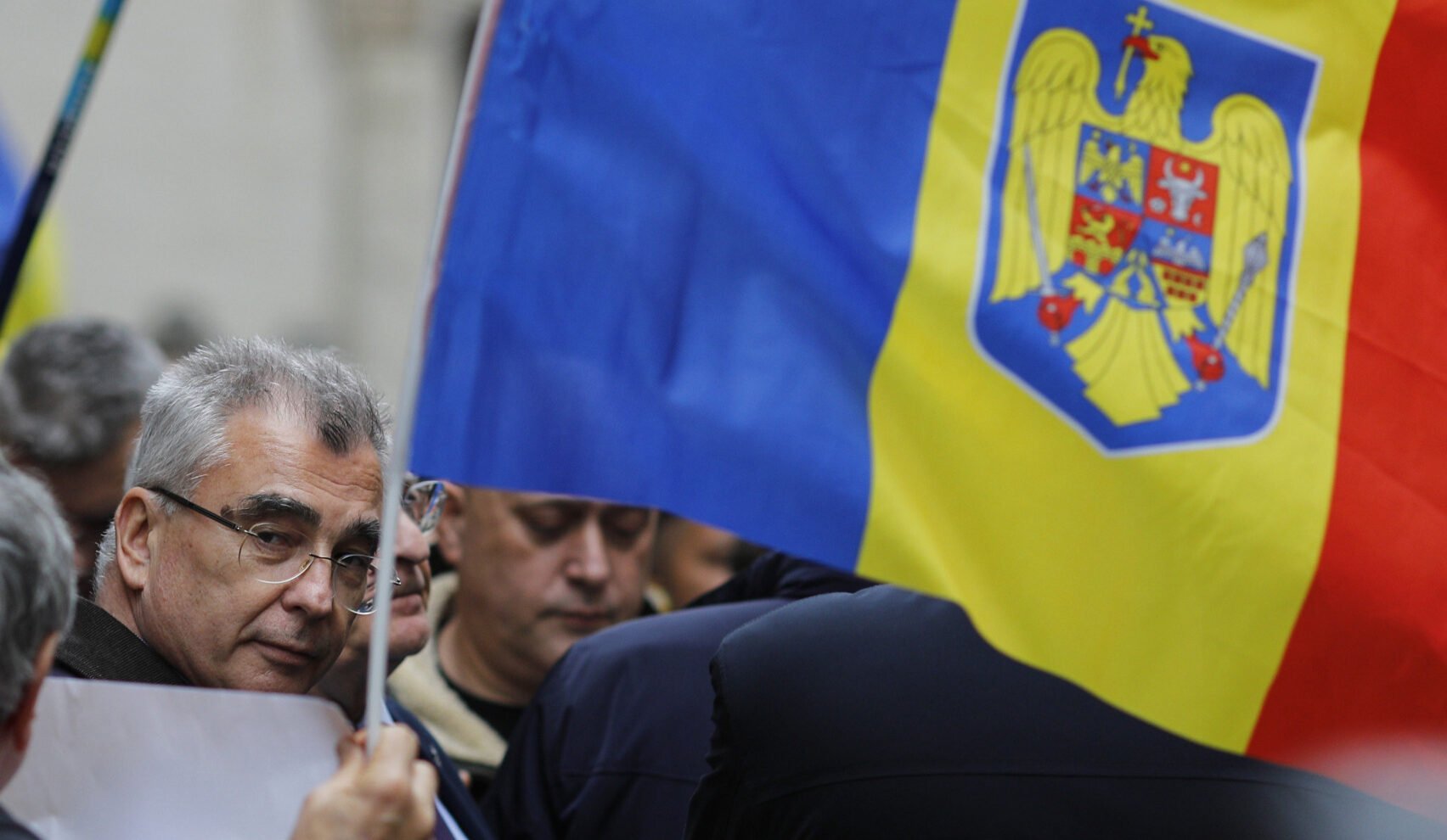 AUR acuză coaliția de guvernare pentru blocajul bugetar Liderul senatorilor AUR, Petrișor Peiu, a criticat dur partidele aflate la guvernare, acuzându-le că sunt responsabile pentru blocajul bugetar care afectează investițiile și dezvoltarea României