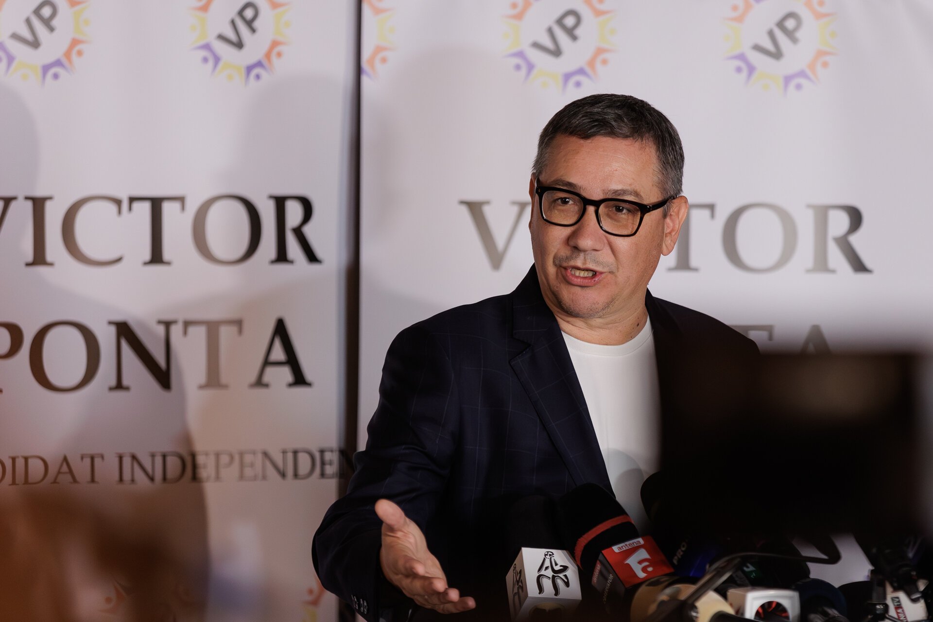 Scandal la repatrierea românilor din Dubai: Victor Ponta acuză, Oana Țoiu răspunde Fostul premier Victor Ponta o acuză pe ministrul de Externe, Oana Țoiu, că a intervenit personal pentru excluderea fiicei sale minore, Irina, de pe lista pasagerilor unui zbor de repatriere din Dubai