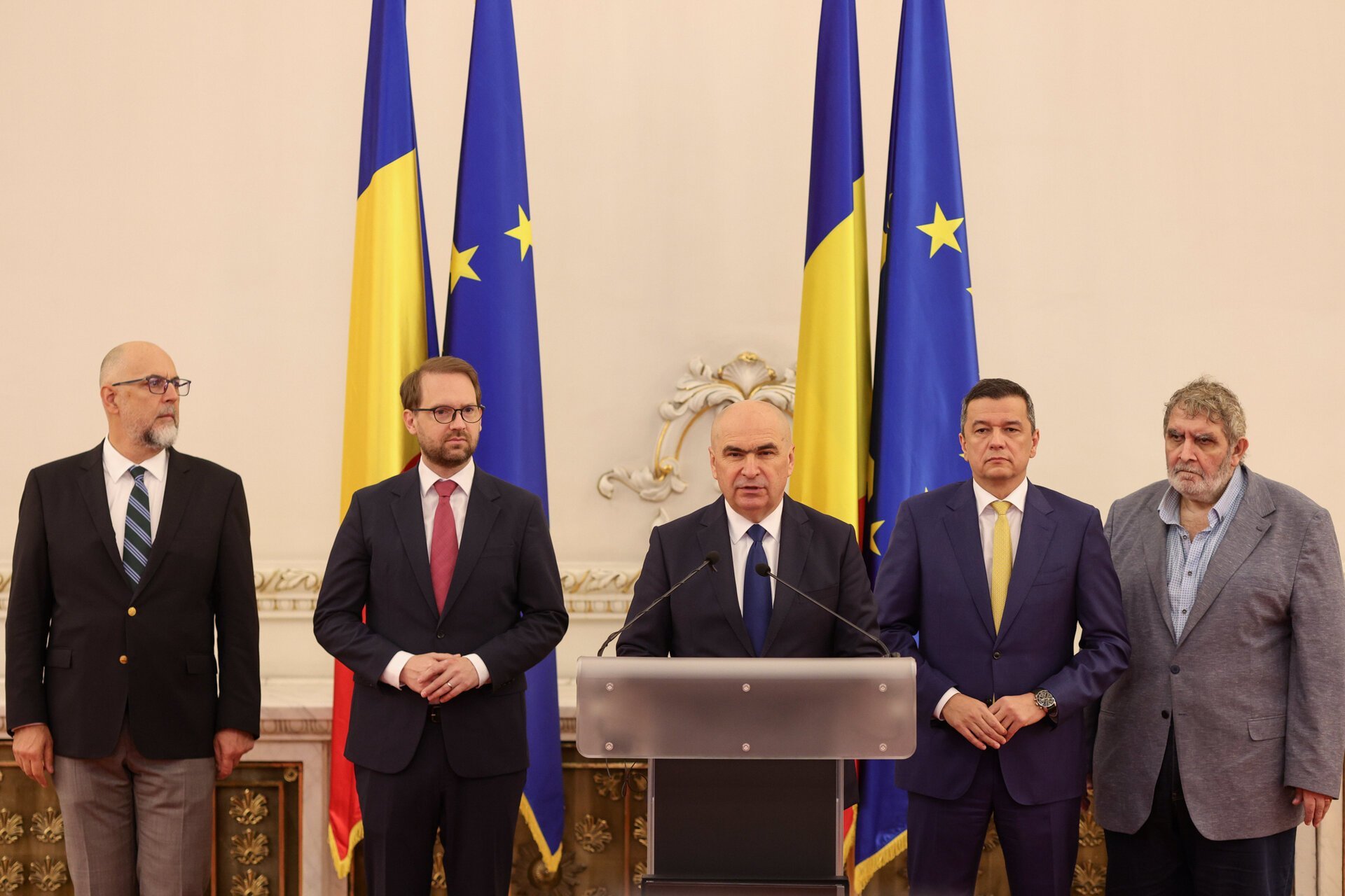 Dispută în coaliție: PSD acuză premierul Bolojan de blocarea bugetului Premierul Ilie Bolojan a respins acuzațiile venite din partea Partidului Social Democrat (PSD), afirmând că ședința coaliției de guvernare de miercuri nu a fost marcată de dispute