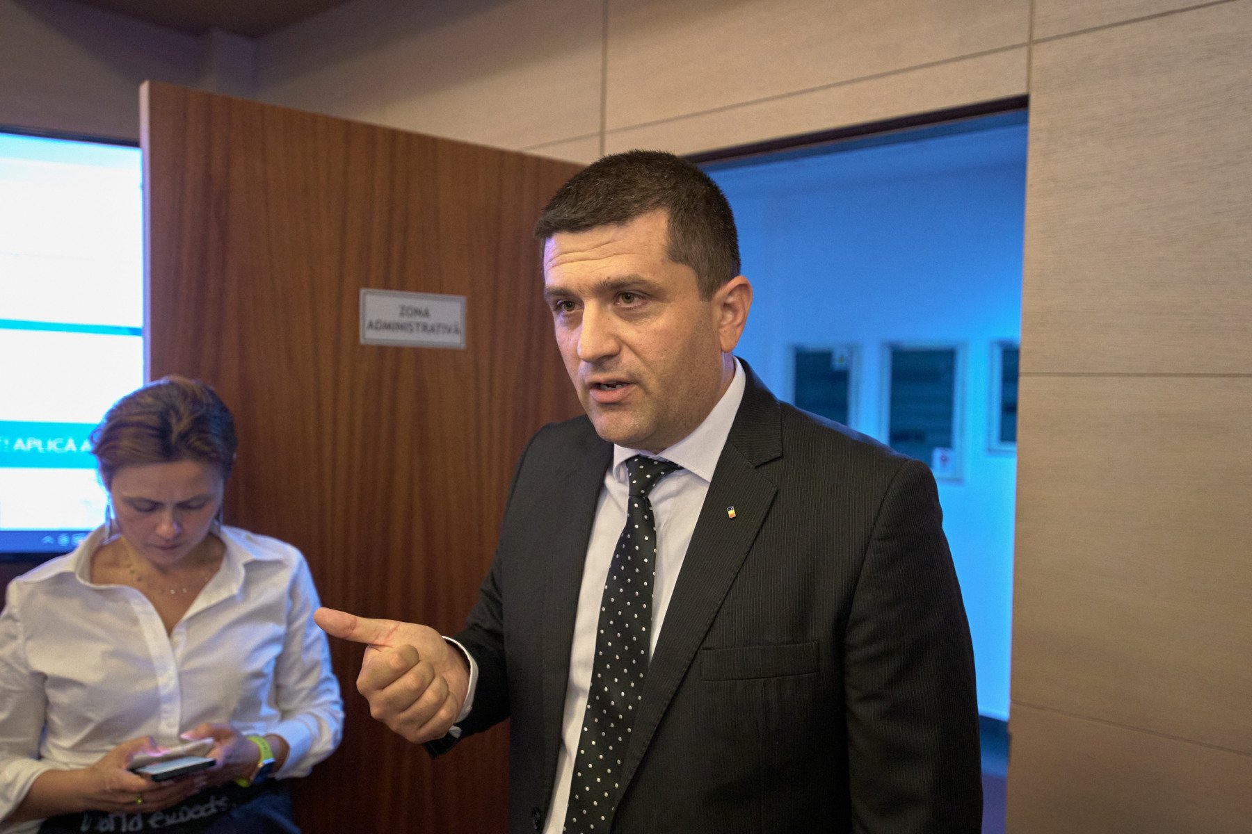 USR acuză PSD de plagiat legislativ în domeniul energiei București, România – Uniunea Salvați România (USR) acuză Partidul Social Democrat (PSD) de preluarea și depunerea în Parlament a unui proiect de lege privind energia, identic cu unul inițiat de USR în 2022