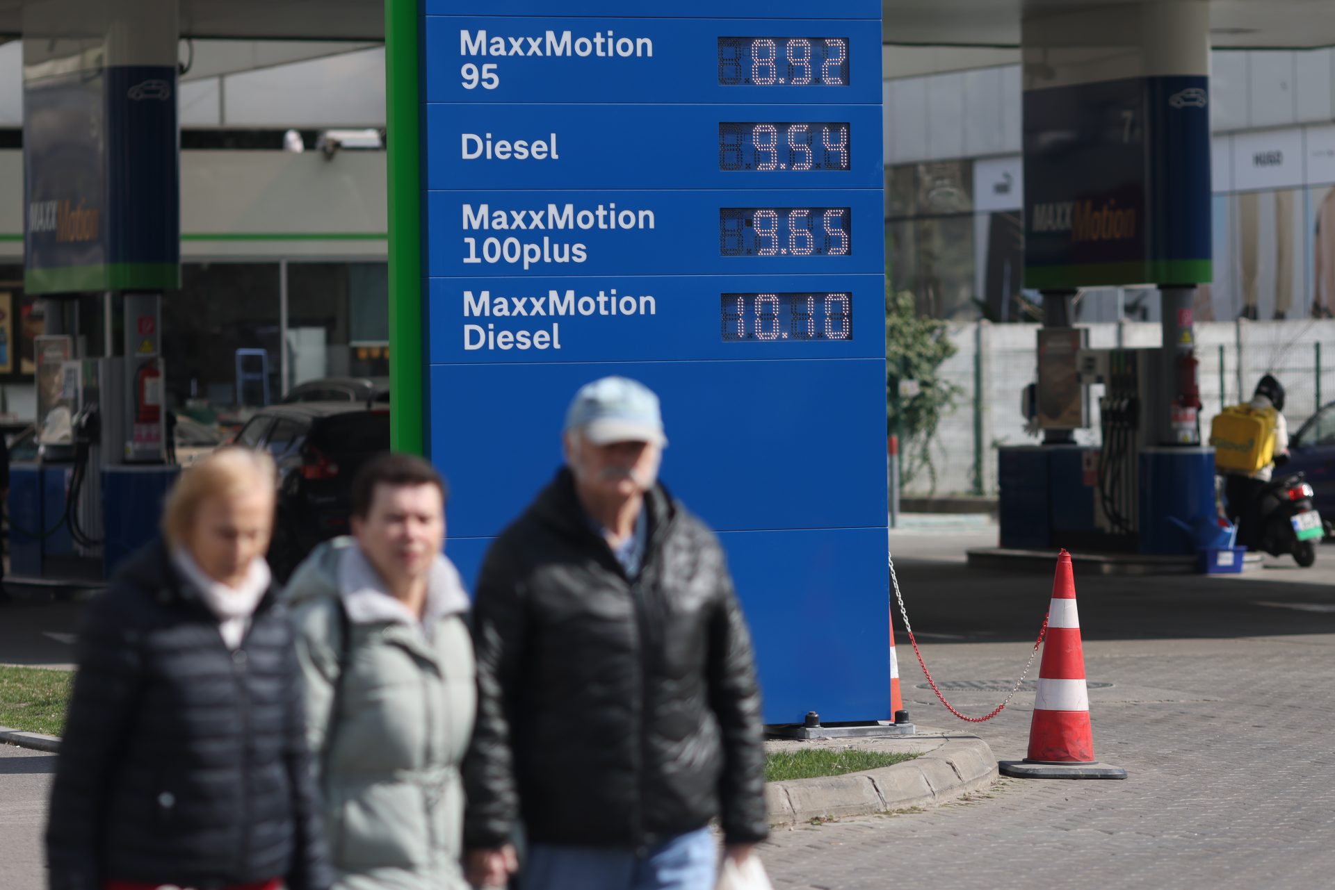 Guvernul declară oficial criză pe piața carburanților și pregătește măsuri pentru limitarea prețurilor Guvernul Bolojan a decis să adopte o ordonanță de urgență prin care va fi declarată oficial „situație de criză pe piața țițeiului și a produselor petroliere”