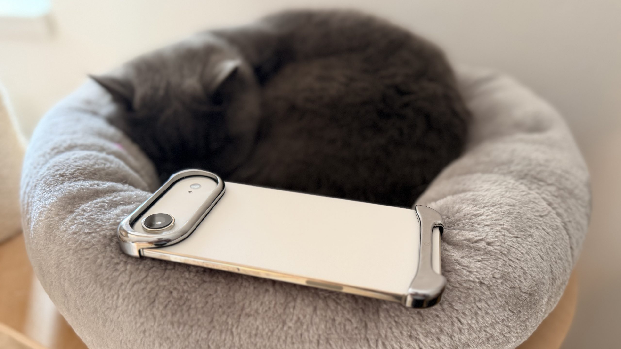 Pericolul cablurilor aparent inofensive pentru iPhone: ghid practic pentru utilizatori Un cablu USB sau un simplu accesoriu pentru iPhone poate reprezenta o amenințare reală pentru datele personale, în special dacă este contrafăcut, modificat sau utilizat în contexte nesigure