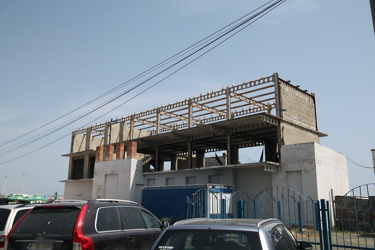 Beach bar-uri ilegale pe litoral: ABADL a dezafectat majoritatea construcțiilor, dar cere despăgubiri În vara anului trecut, autoritățile au descoperit o serie de construcții ilegale pe plajele dintre Năvodari și Vama Veche