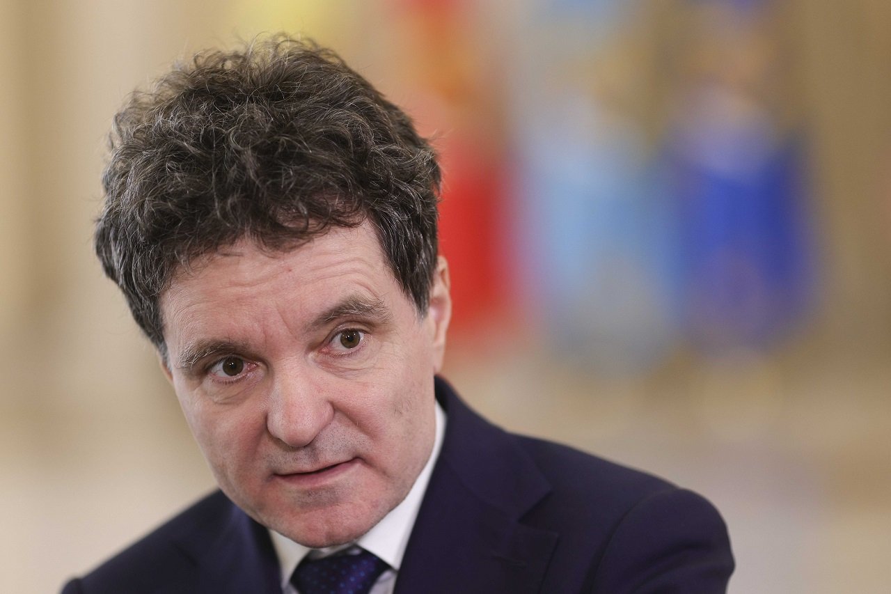 Nicuşor Dan: Un guvern minoritar nu este o soluție fericită în actualul context politic Primarul General al Capitalei, Nicușor Dan, a declarat luni că un guvern minoritar nu ar reprezenta o soluție optimă pentru România în această perioadă