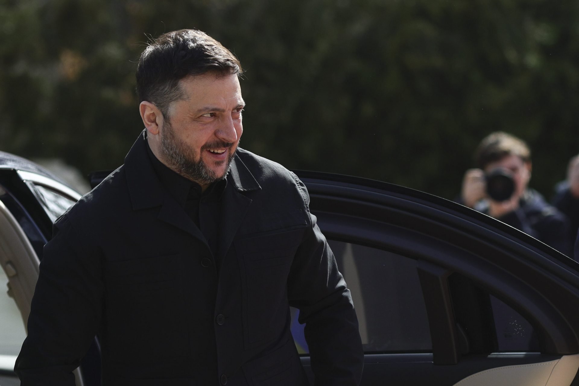 Zelenski negociază acorduri de securitate în Orientul Mijlociu Președintele ucrainean, Volodimir Zelenski, a efectuat o vizită în Iordania, în cadrul unui turneu diplomatic prin regiunea Golfului, axat pe consolidarea cooperării în domeniul securității