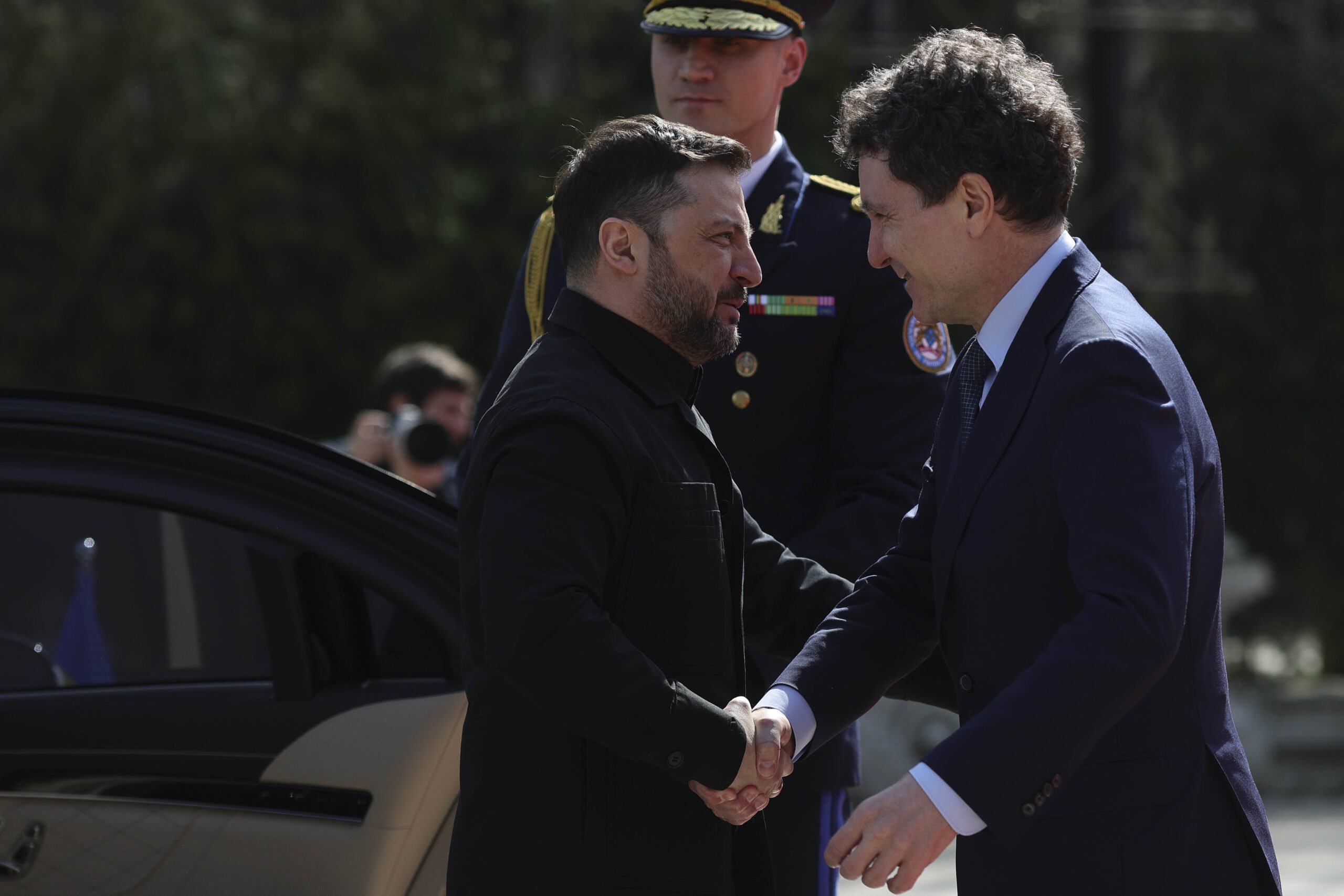 România și Ucraina semnează Parteneriat Strategic la Cotroceni Președinții României, Nicușor Dan, și Ucrainei, Volodimir Zelenski, au parafat joi, la Palatul Cotroceni, un Parteneriat Strategic bilateral