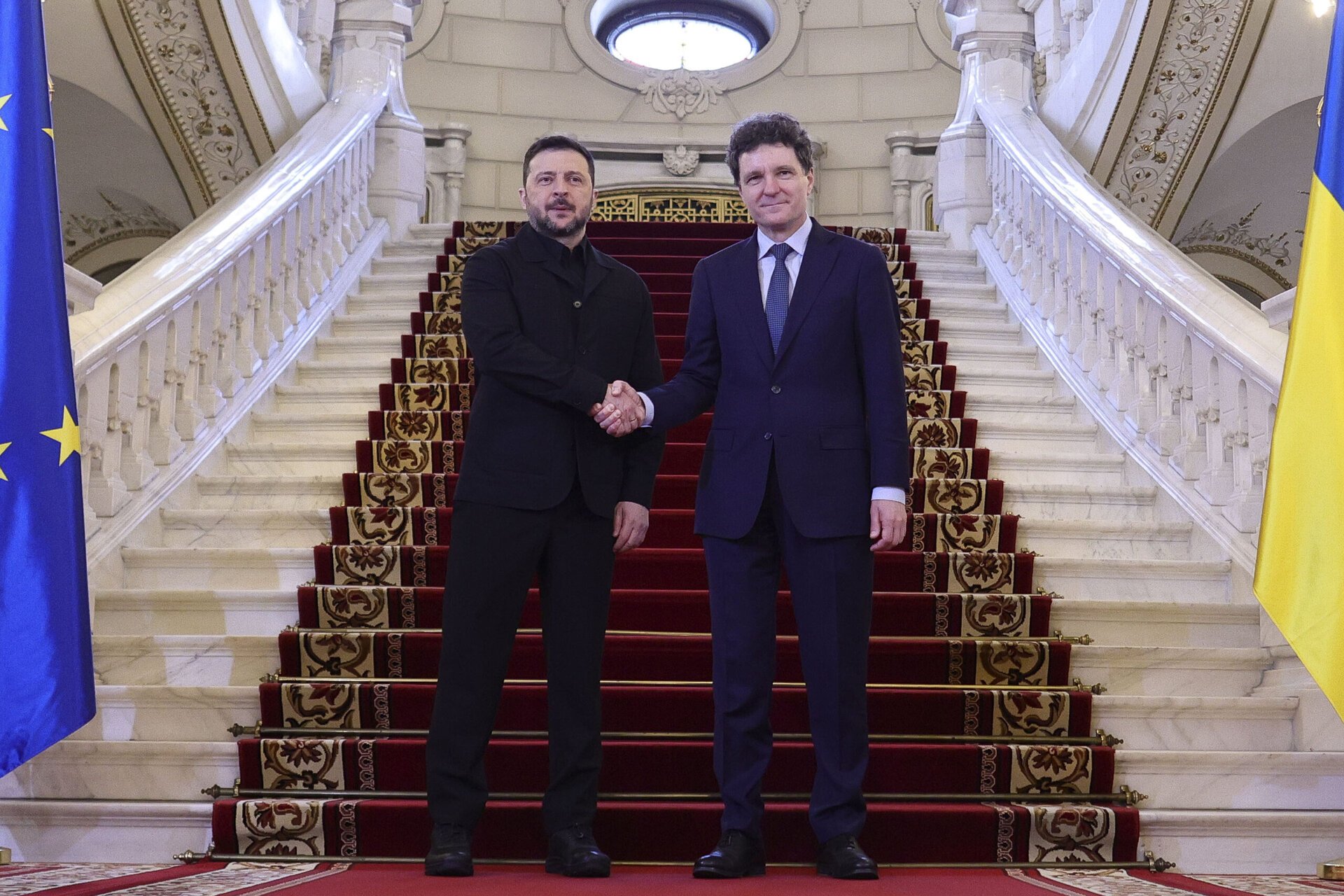 Zelenski a primit asigurări pentru drepturile românilor din Ucraina Președintele Klaus Iohannis și omologul său ucrainean, Volodimir Zelenski, au avut o întâlnire oficială la Palatul Cotroceni, în cadrul căreia au abordat o serie de subiecte de interes