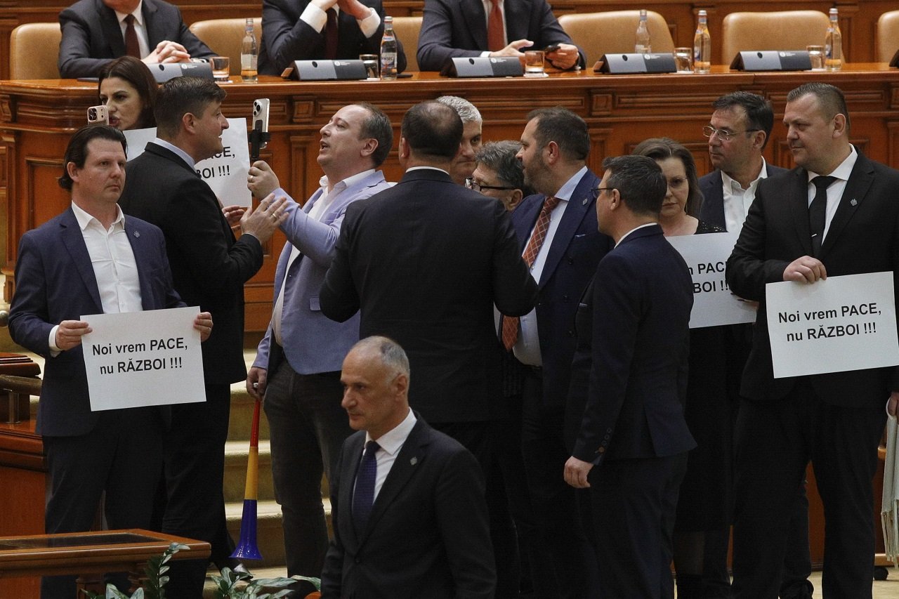 Decizie CSAT privind echipamente militare, contestată în Parlament Săptămâna precedentă a fost marcată de decizii importante pentru România, de la aprobarea în Parlament a unei solicitări privind echipamente militare până la vizita președintelui ucrainean, Volodimir Zelenski