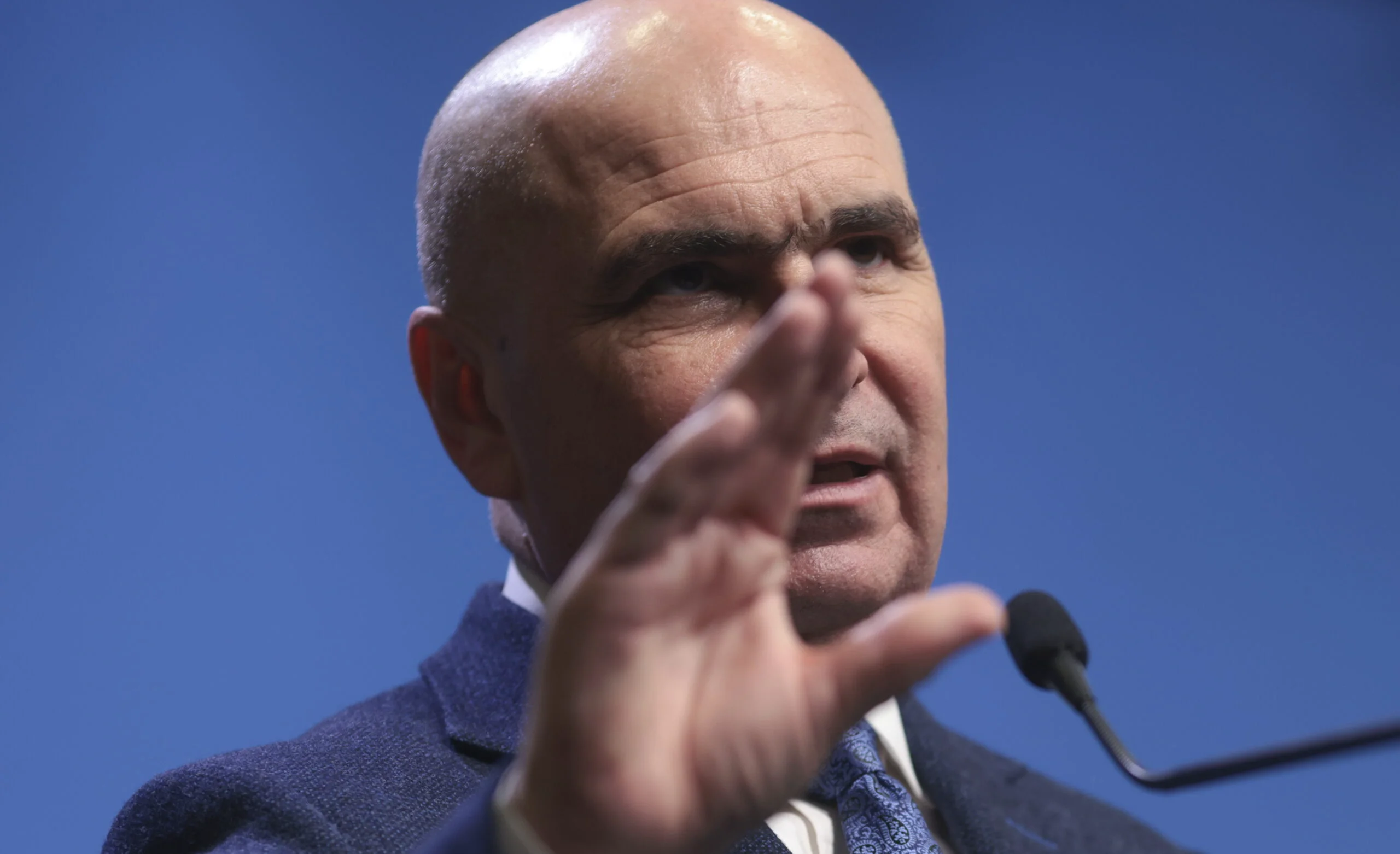 Ilie Bolojan, premierul României, a discutat cu președintele Emiratelor Arabe Unite despre siguranța cetățenilor români Premierul României, Ilie Bolojan, a avut vineri o convorbire telefonică cu șeicul Mohamed bin Zayed Al Nahyan, președintele Emiratelor Arabe Unite, pentru a coordona măsuri de protecție a cetățenilor români aflați în regiune