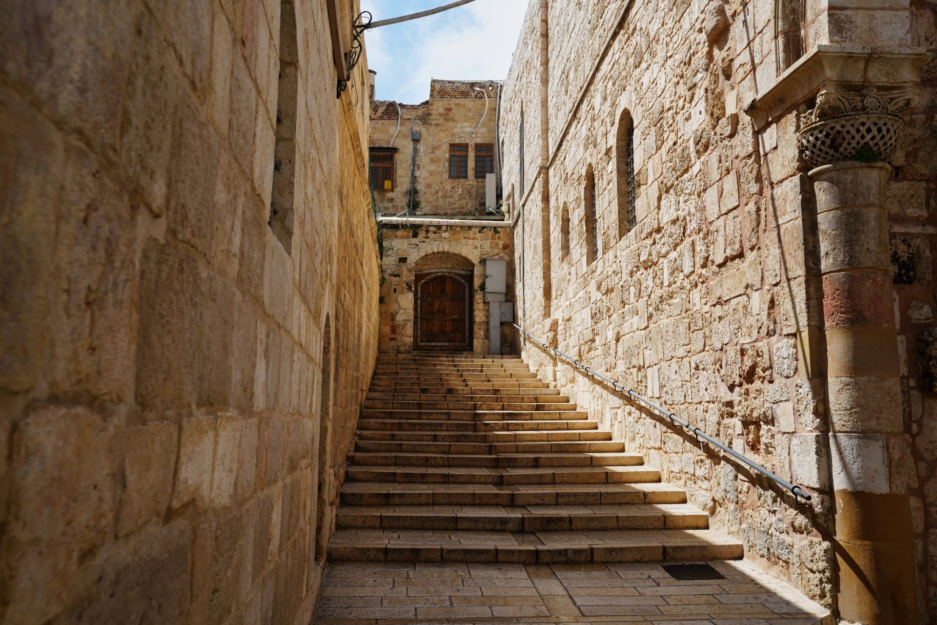 Patriarhul latin al Ierusalimului, împiedicat să celebreze liturghia de Duminica Floriilor Pentru prima dată în ultimele secole, poliția israeliană a interzis accesul Patriarhului latin al Ierusalimului și al preotului Bisericii Sfântului Mormânt în locul sfânt, în ziua de Duminica Floriilor