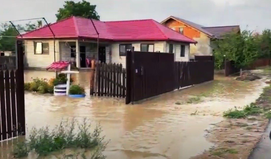 Inundații în Vrancea: Zeci de persoane evacuate sau autoevacuate, altele au refuzat relocarea Mai multe persoane din județul Vrancea au fost evacuate sau s-au autoevacuat în urma condițiilor meteorologice nefavorabile