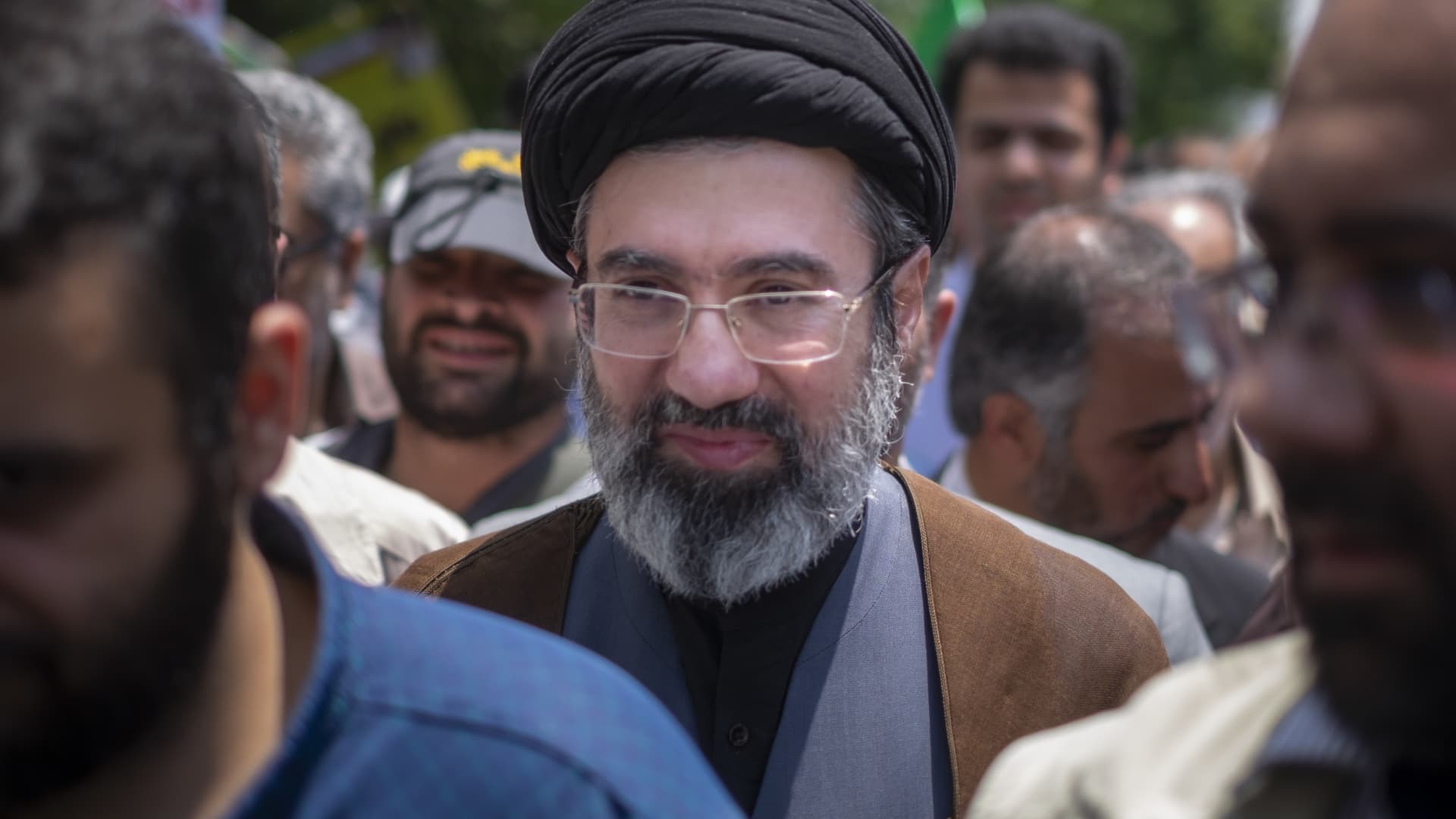 Mojtaba Khamenei, fiul liderului suprem, numit succesor în Iran; tensiunile în Orientul Mijlociu se intensifică Teheranul a anunțat duminică numirea lui Mojtaba Khamenei, fiul liderului suprem Ayatollah Ali Khamenei, ca nou lider al țării, conform informațiilor furnizate de agențiile de presă Associated Press și Reuters