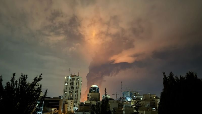 Un nou videoclip pare să confirme atacul american asupra unei baze IRGC adiacentă unei școli din Minab Un nou videoclip, apărut duminică, pare să confirme un atac aerian american care a vizat o clădire din baza navală a Corpului Gărzilor Revoluționare Islamice (IRGC), adiacentă unei școli elementare din Minab, unde peste 160 de elevi au fost uciși pe 28 februarie, potrivit presei de stat iraniene