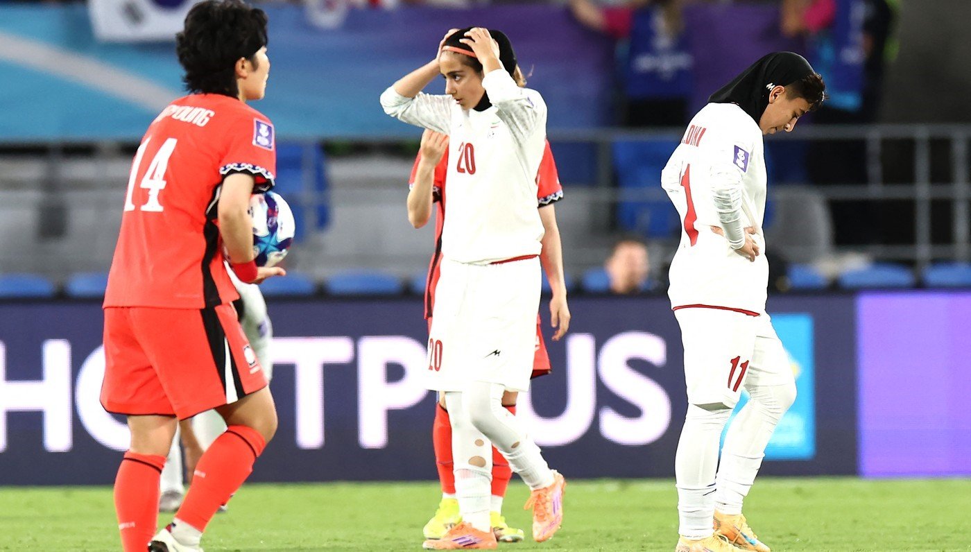 Gest de protest pe fondul tensiunilor din iran: fotbalistele au refuzat imnul național Fotbalistele din naționala feminină a Iranului au refuzat să cânte imnul național înaintea meciului pierdut în fața Coreei de Sud, scor 0-3, în Cupa Asiei