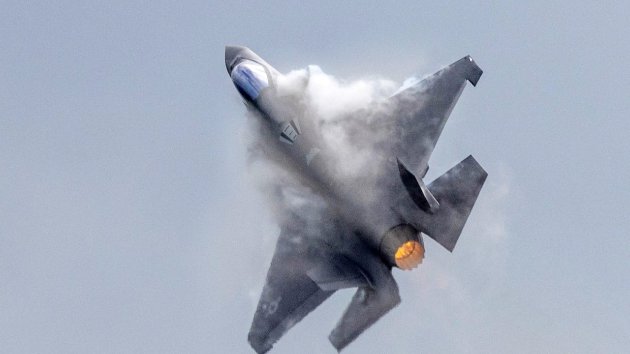 Avion iranian doborât într-o confruntare aeriană cu un F-35 israelian Tel Aviv, Israel – Forțele de Apărare Israeliene (IDF) au anunțat miercuri dimineață, la ora 10:30, o reușită fără precedent: un avion de vânătoare F-35I israelian a doborât un avion YAK-130 iranian