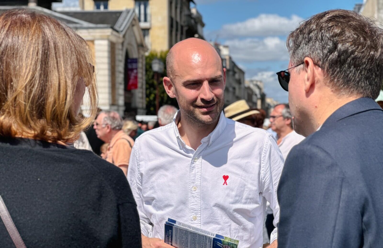 Ministrul francez de Externe, Jean-Noël Barrot, a condamnat vehement decizia unor primari de extremă dreapta de a îndepărta steagurile Uniunii Europene de pe clădirile primăriilor, calificând gestul drept „trădare”