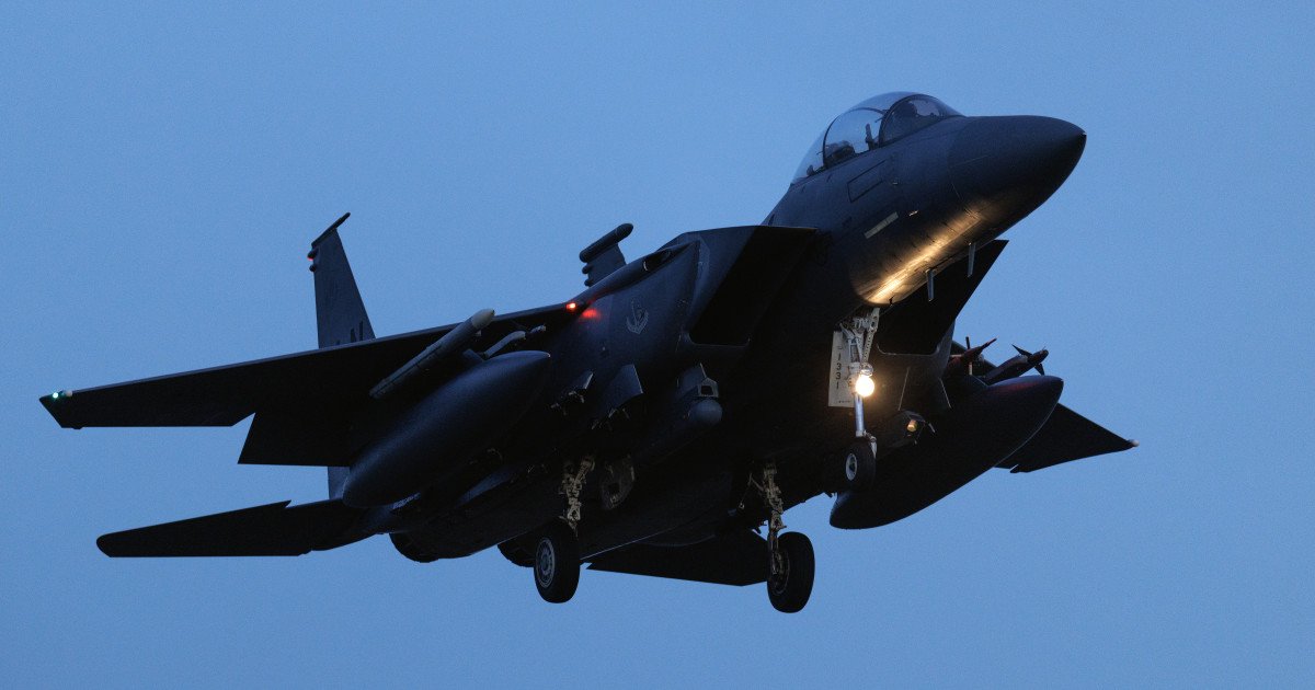 F-15 Eagle, avionul de vânătoare care sfidează trecerea timpului McDonnell Douglas F-15 Eagle, proiectat în plină „Război Rece” pentru a asigura superioritatea aeriană, este încă în serviciu, la peste 50 de ani de la primul zbor din 1972