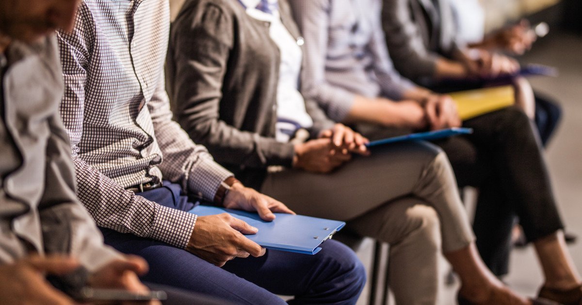 Tineri angajați pentru prima dată, recompensați cu până la 27.000 de lei de la stat Guvernul a aprobat o ordonanță de urgență care aduce schimbări importante în sistemul asigurărilor pentru șomaj