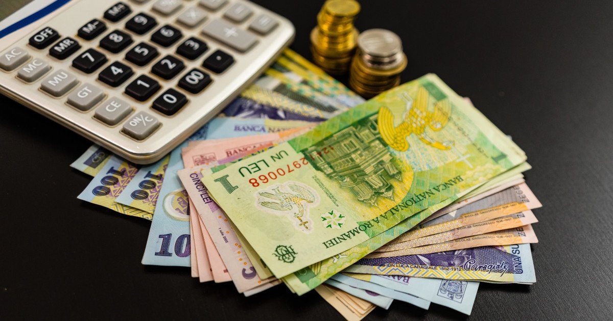 Salariul minim crește de la 1 iulie: beneficii reduse pentru angajați, avantaje pentru stat Guvernul a aprobat recent majorarea salariului minim brut pe țară, de la 4.050 de lei la 4.325 de lei, începând cu 1 iulie 2026
