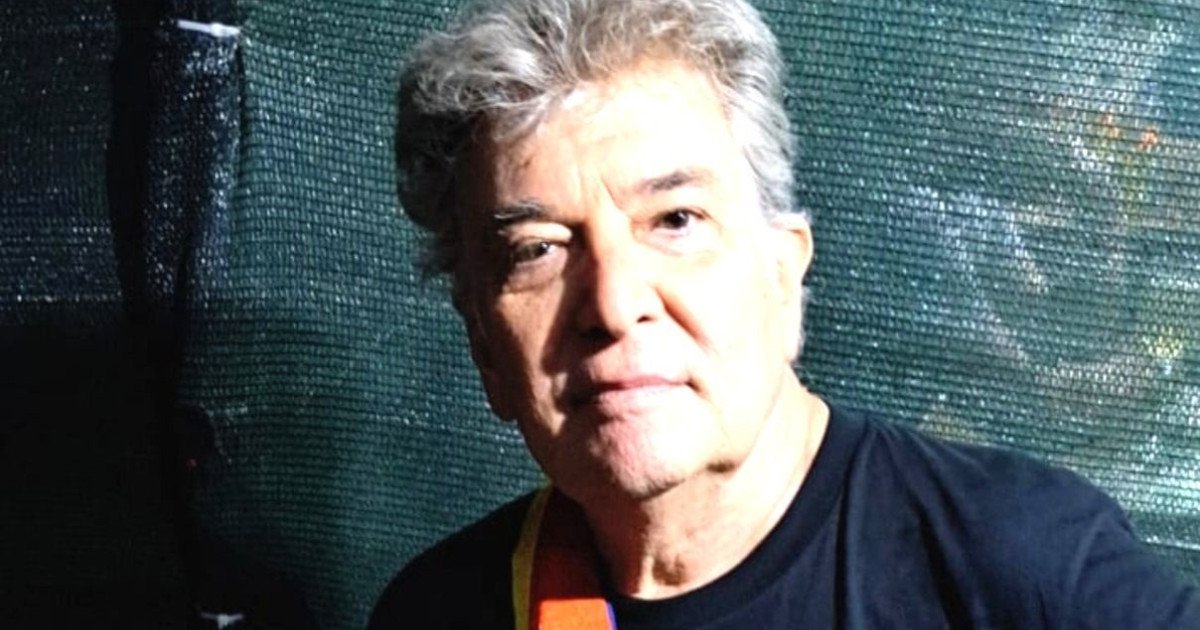 Muzicianul Iulian „Mugurel” Vrabete, basistul Holograf, a murit Iulian „Mugurel” Vrabete, basistul formației Holograf, a încetat din viață la vârsta de 70 de ani