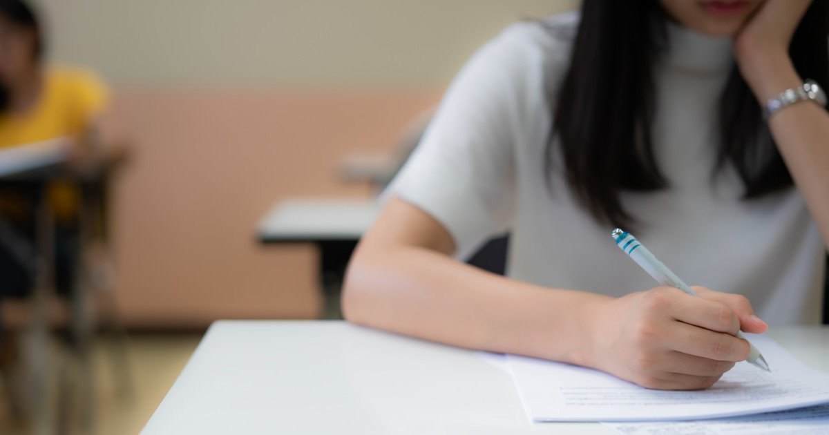 Simulare Bacalaureat 2026: Elevii de liceu susțin luni proba la română Luni, 23 martie, elevii claselor a XII-a și a XIII-a intră în focul simulării examenului de Bacalaureat 2026, cu proba scrisă la limba și literatura română
