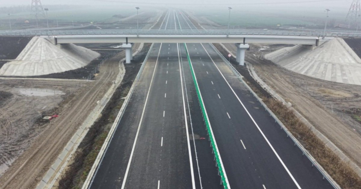 Aproape 250 de kilometri de autostradă și drum expres vor fi dați în trafic anul acesta Secretarul de stat în Ministerul Transporturilor și Infrastructurii, Ionel Scrioșteanu, a anunțat că autoritățile țintesc finalizarea a aproximativ 250 de kilometri de autostradă și drum expres în cursul acestui an
