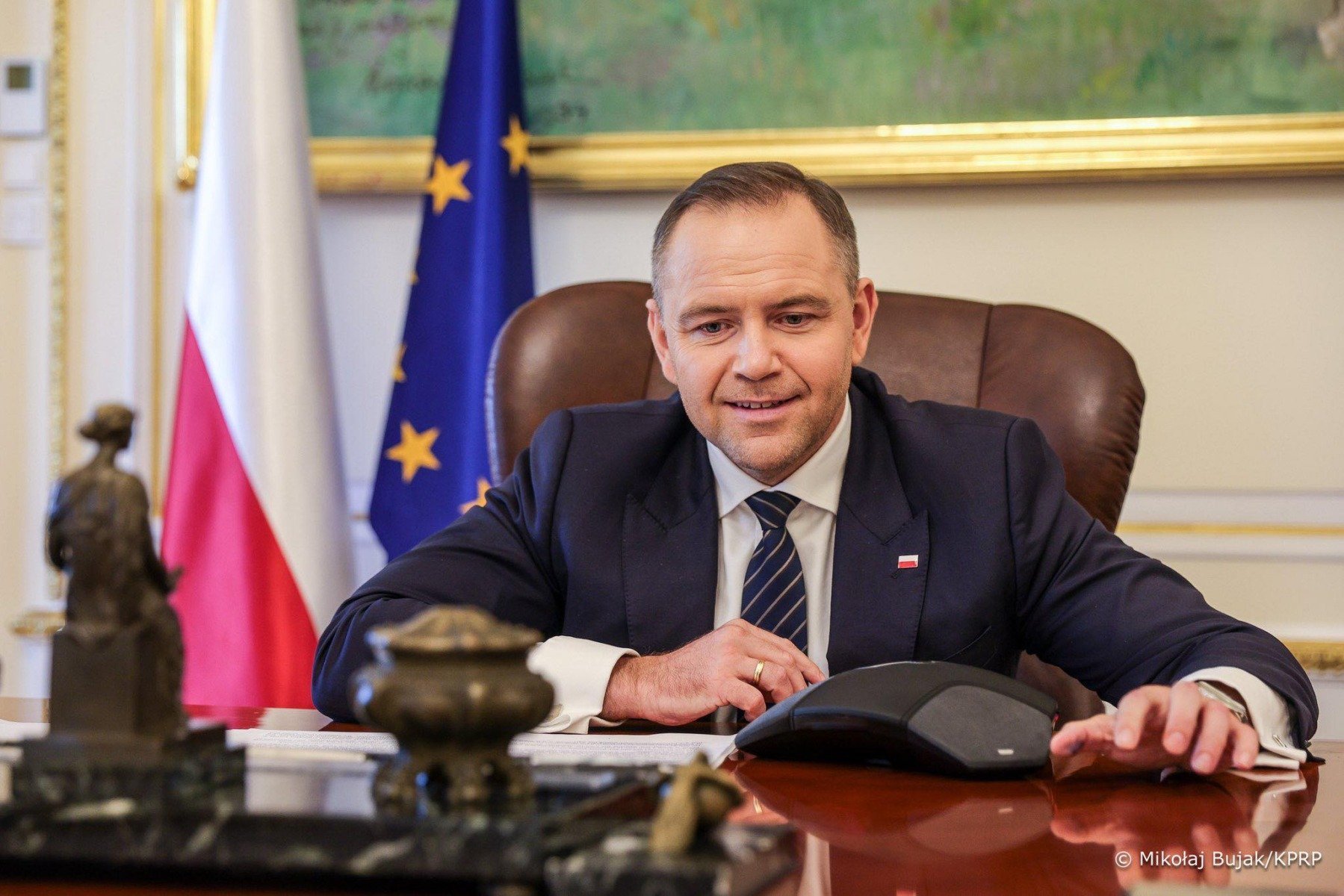 Președintele Poloniei blochează un important program european de înarmare Președintele Poloniei, Karol Nawrocki, refuză să aprobe participarea țării sale la programul Uniunii Europene de înarmare, cunoscut sub numele de Acțiunea pentru Securitatea Europei (SAFE), în ciuda încercărilor guvernului de a-l convinge să susțină inițiativa