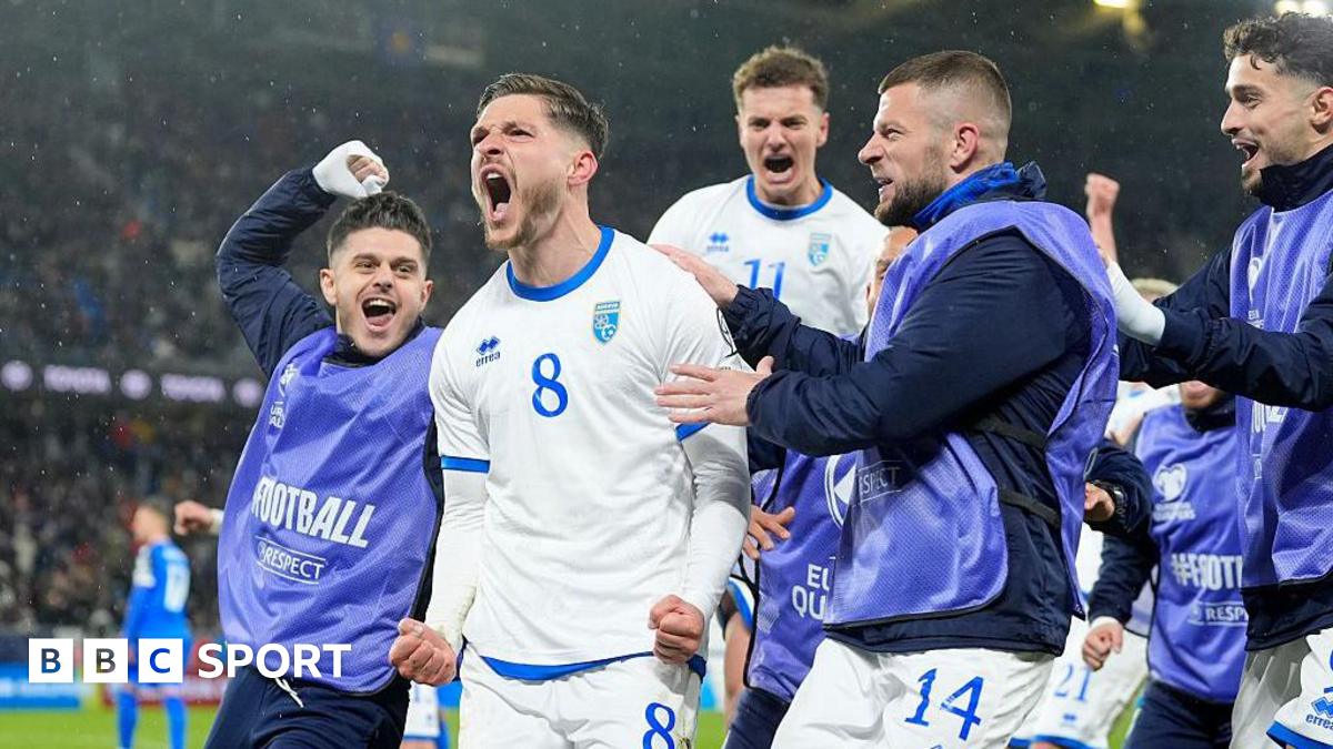 Kosovo, la un pas de a scrie istorie pe terenul de fotbal: Calificare la Cupa Mondială, un vis aproape palpabil Dacă va reuși să obțină calificarea, Kosovo va intra în Grupa D a Cupei Mondiale, unde va juca împotriva Australiei la Vancouver pe 13 iunie, a Paraguayului la San Francisco șase zile mai târziu și a Statelor Unite, gazda competiției, la Los Angeles pe 25 iunie