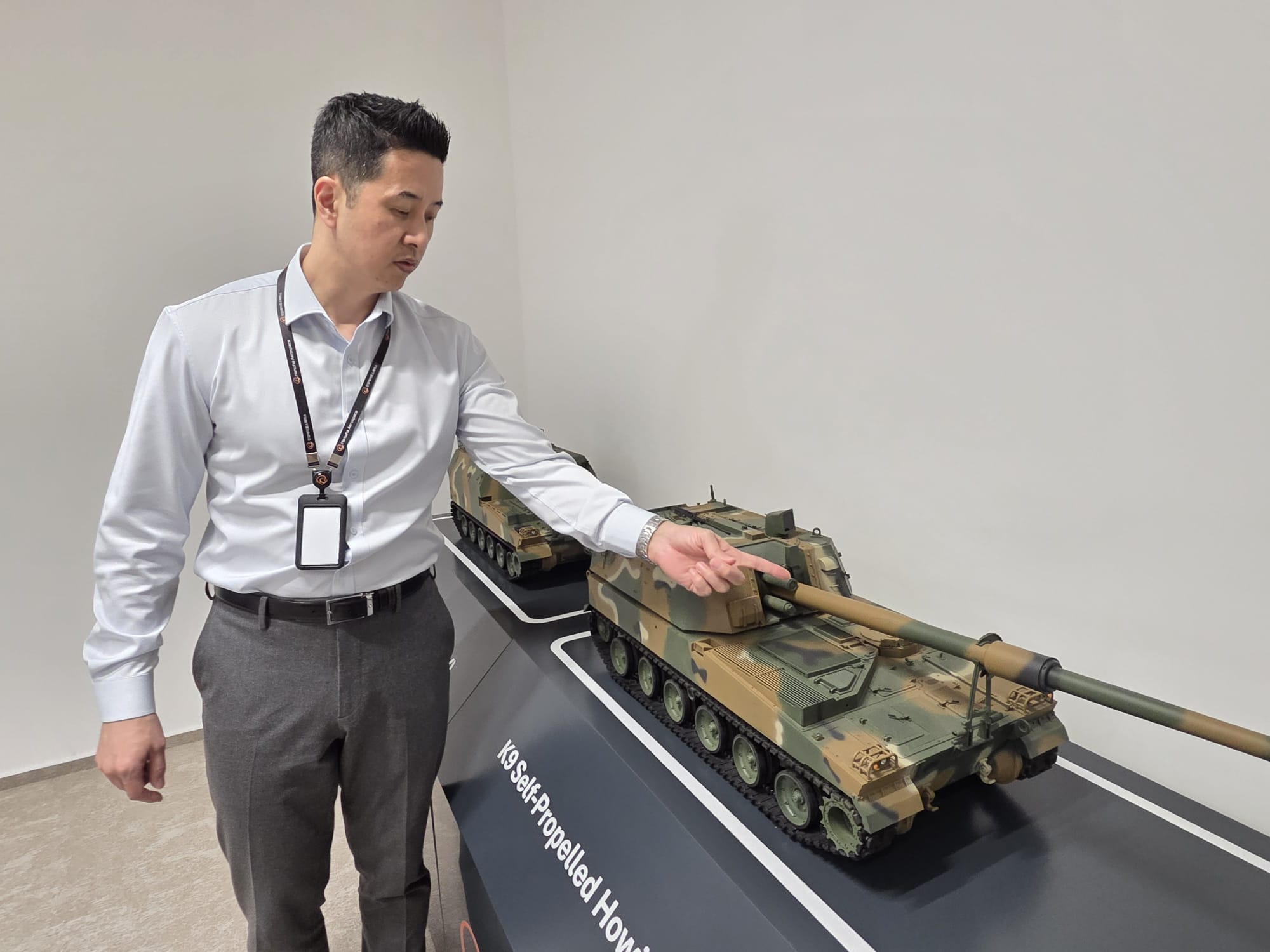 Investiție majoră în industria de apărare: Hanwha Aerospace deschide o fabrică în România O nouă etapă în dezvoltarea industriei de apărare românești este marcată de inaugurarea fabricii Hanwha Aerospace în Petrești, județul Dâmbovița