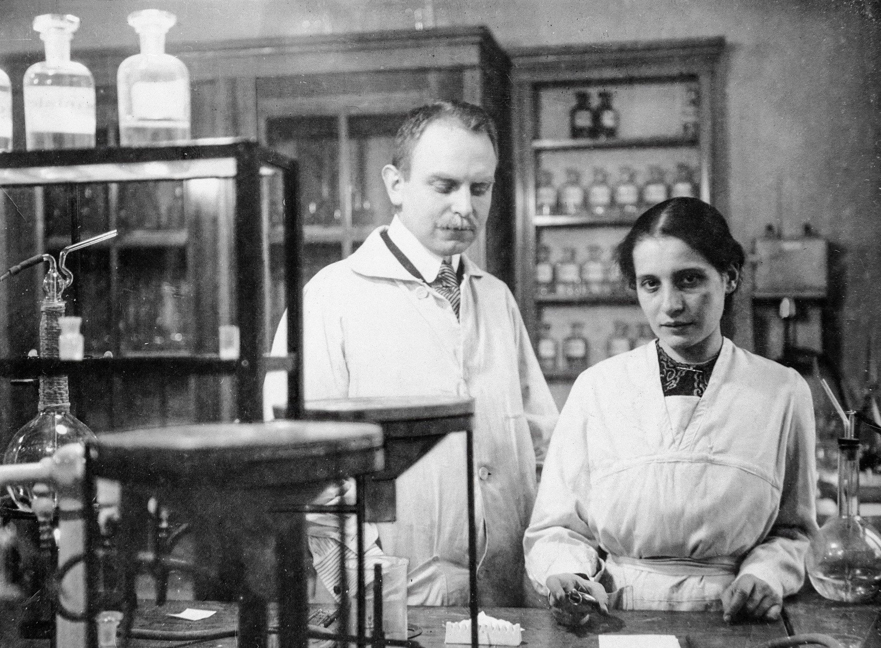 O fiziciană uitată: Lise Meitner și Premiul Nobel ratat pentru fisiunea nucleară Fisiunea nucleară, fenomenul care a deschis era atomică, a fost explicat teoretic în mare parte de Lise Meitner, o fiziciană austriacă