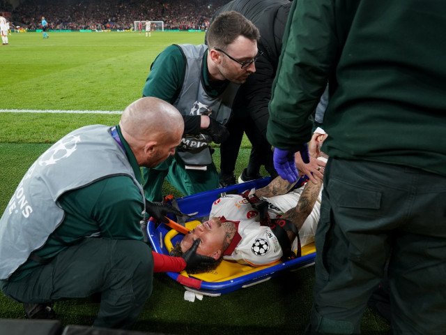 Accidentare groaznică în Champions League: Degetul lui Noa Lang, aproape amputat, după un duel pe Anfield Liverpool a învins Galatasaray cu 4-0 într-un meci din Champions League, dar victoria a fost umbrită de o accidentare teribilă suferită de Noa Lang