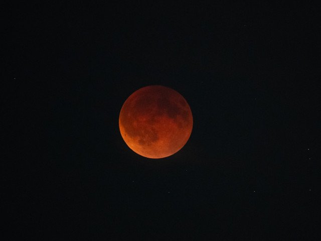 „Luna Sângerie” revine pe cer: Eclipsa totală de Lună va putea fi văzută în direct online Pe 3 martie 2026, pasionații de astronomie și curioșii deopotrivă vor putea asista la un spectacol ceresc impresionant: o eclipsă totală de Lună