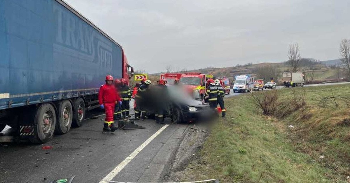 Accident grav în Cluj: Cinci morți și trafic blocat pe DN 1F Un accident rutier de o gravitate extremă a avut loc luni dimineață în județul Cluj, în zona localității Sânpaul