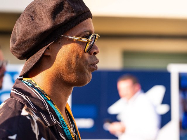 Ronaldinho, de la averea colosală la doar șase euro în cont Fostul star brazilian Ronaldinho, unul dintre cei mai iubiți fotbaliști ai planetei, a trecut printr-o transformare financiară șocantă
