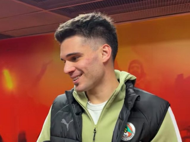 Ianis Hagi, emoții la Istanbul: Surpriza pregătită de fanii lui Galatasaray Mijlocașul român Ianis Hagi a trăit momente speciale la Istanbul, unde a jucat împotriva fostei echipe a tatălui său, Galatasaray