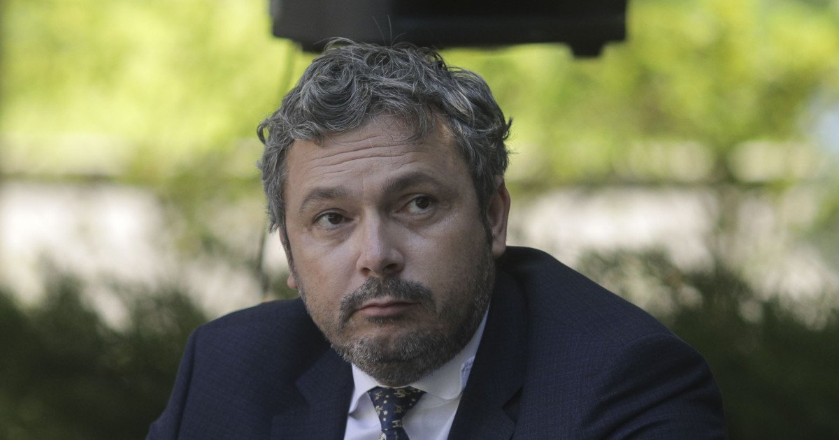 Fostul ministru Nicolescu: România, liniștită la gaze, dar atentă la carburanți România nu se confruntă cu motive de îngrijorare în ceea ce privește aprovizionarea cu gaze naturale, dar este mai vulnerabilă la fluctuațiile prețurilor la carburanți, a declarat Răzvan Nicolescu, fost ministru al Energiei