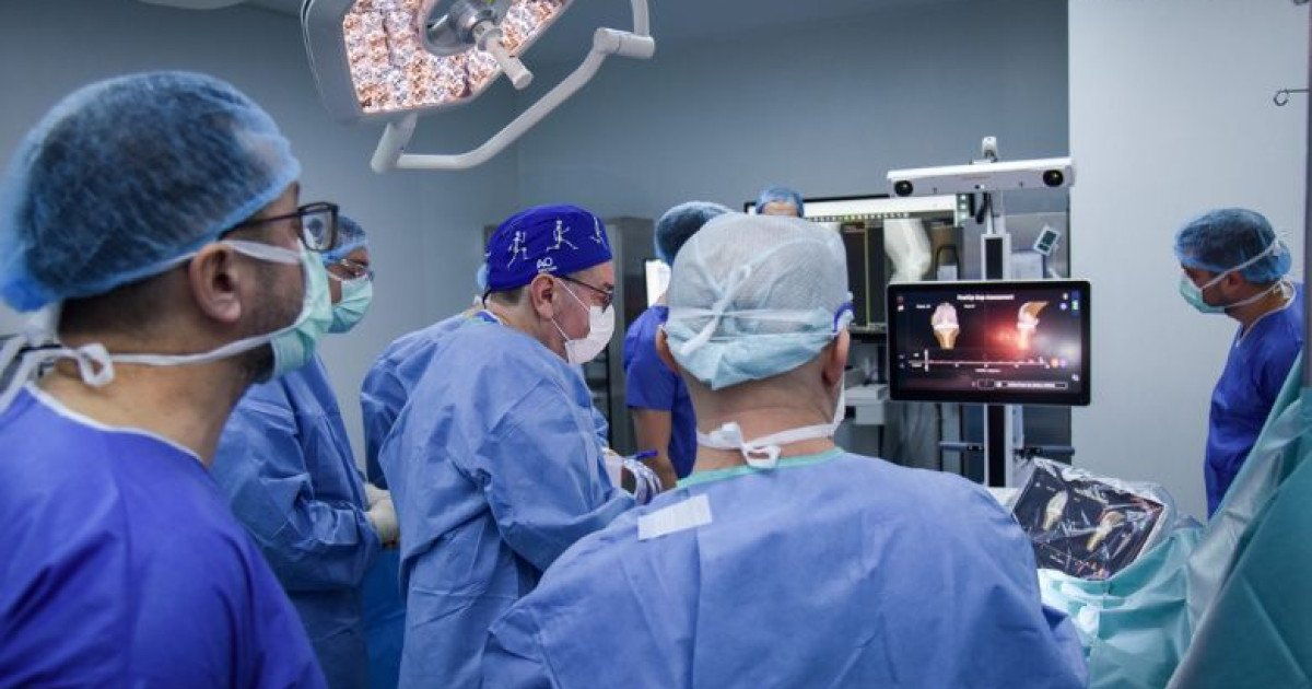 Opțiuni:

Noua tehnologie crește siguranța protezării de genunchi (58 caractere)
Progrese tehnologice: Protezare genunchi mai sigură (51 caractere)
Tehnologia modernă îmbunătățește protezarea genunchiului (61 caractere)
Protezare genunchi: Tehnologia aduce mai multă siguranță (60 caractere)