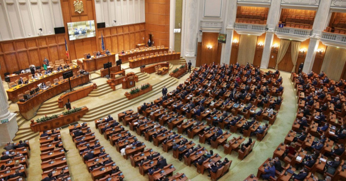 Parlamentul dezbate astăzi cererea SUA privind dislocarea de forțe militare în România București – Parlamentul României se va reuni astăzi, începând cu ora 17:00, într-o ședință de plen comun pentru a analiza și aproba solicitarea Statelor Unite ale Americii de a trimite forțe și echipamente militare pe teritoriul țării noastre