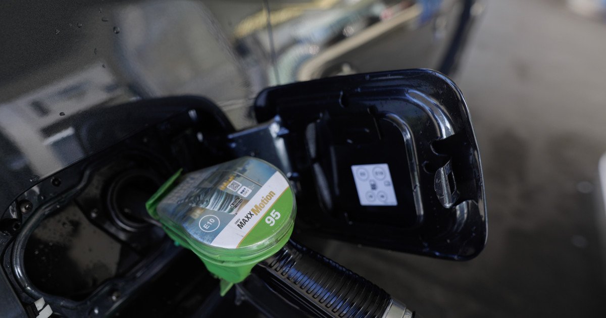 Prețurile carburanților continuă să crească: scumpiri succesive la benzină și motorină Prețurile la benzină și motorină au suferit o nouă majorare, joi seară, în stațiile OMV Petrom și Lukoil, marcând a doua scumpire consecutivă în decurs de doar două zile