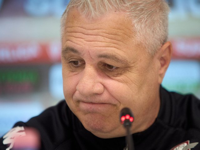 Șumudică, internat de urgență la spital din cauza unei otite severe, după despărțirea de Al-Okhdood Marius Șumudică, antrenorul român care s-a despărțit recent de echipa saudită Al-Okhdood, a fost internat de urgență la spital din cauza unor dureri puternice cauzate de otită