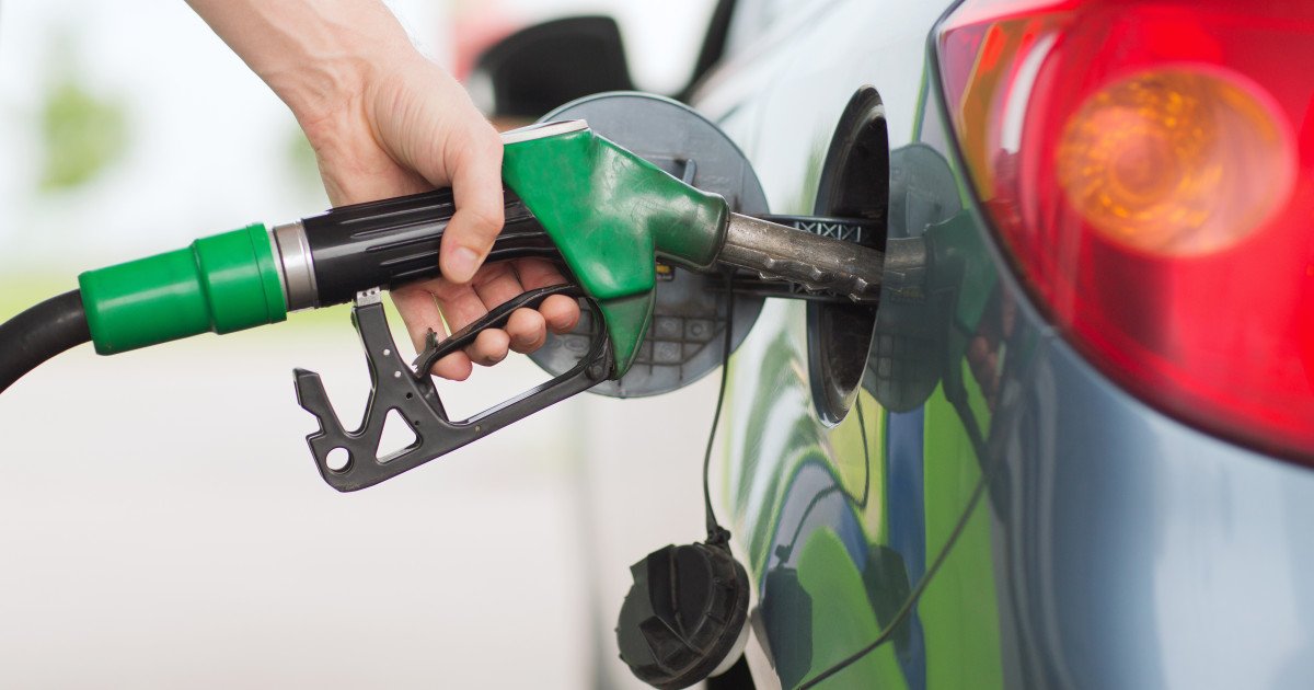 Guvernul limitează adaosul comercial la carburanți și introduce restricții la export București, România – Guvernul României a anunțat măsuri urgente pentru a gestiona criza de pe piața carburanților, inclusiv limitarea adaosului comercial și restricții la export