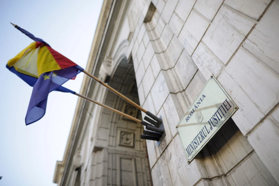 Ministerul Justiției reia interviurile pentru șefia marilor parchete Ministerul Justiției a anunțat marți seară că va organiza noi interviuri cu procurorii care au primit aviz negativ din partea Secției pentru procurori a Consiliului Superior al Magistraturii (CSM), în vederea numirii în funcții de conducere